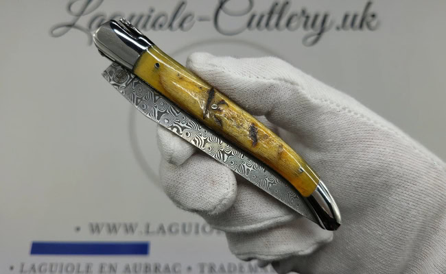 laguiole pocket knife in ram horn with damascus blade & hand engraved plates
